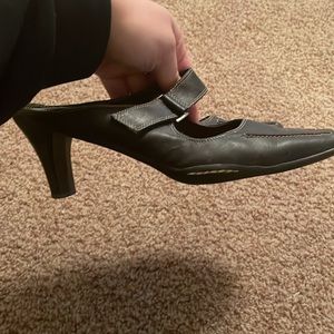 Black pumps for office